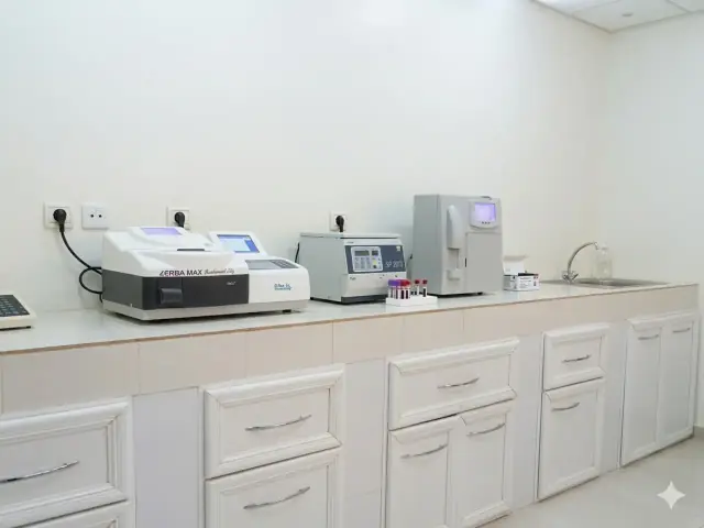 Équipement de laboratoire biomédical de la Polyclinique Alliance Médicale