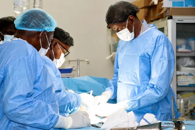 Équipe chirurgicale de la Polyclinique Alliance Médicale en intervention